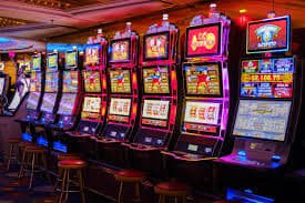 Tampilan permainan Captain's Bounty di platform pasaran togel dengan gulungan, simbol Wild, dan tombol putar